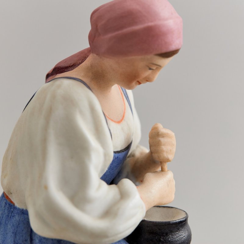 Коллекционная редкая скульптура «Крестьянка, сбивающая масло»