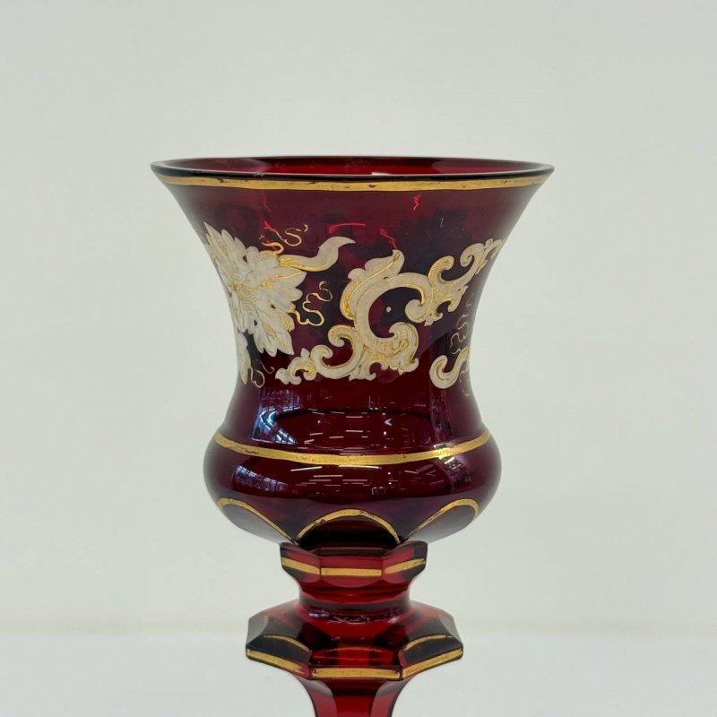 Старинный крупный бокал из рубинового стекла