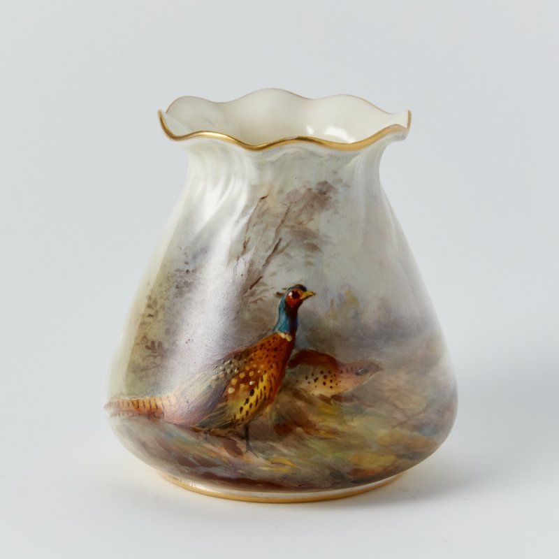 Старинная ваза с ручной росписью 