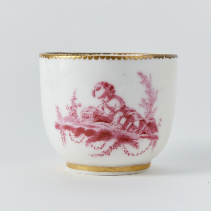 Антикварная чашка с монохромной росписью. XVIII век.