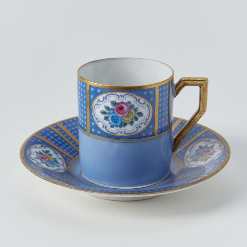 Старинная кофейная чашка с блюдцем в голубом цвете
