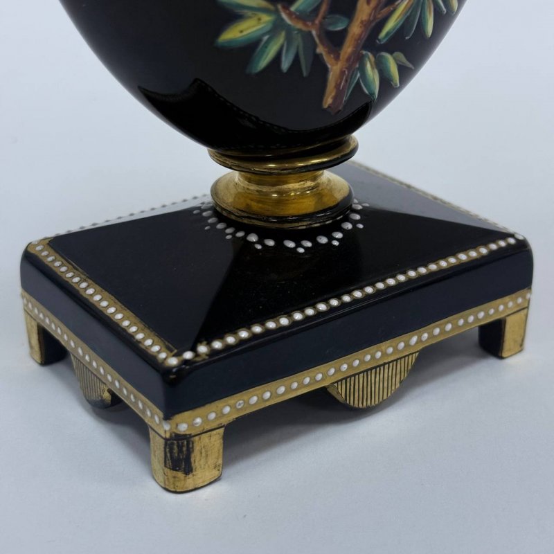 Ваза из черного стекла с эмалью из Богемии