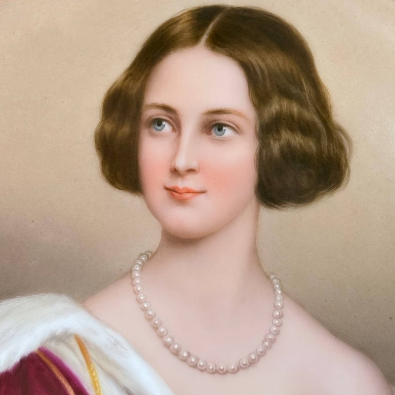 Коллекционная декоративная тарелка с живописным портретом Елизаветы Австрийской