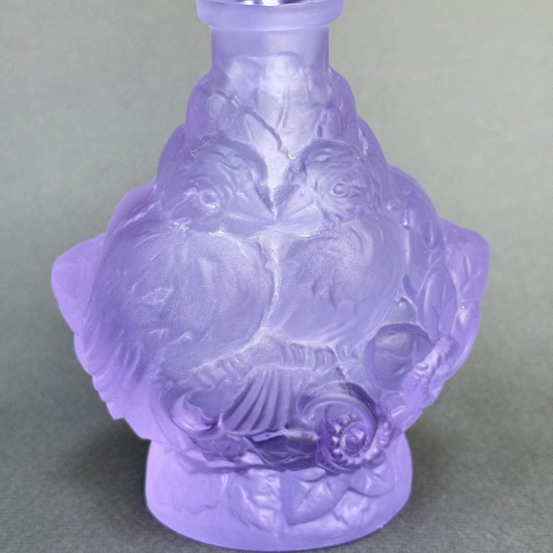 Коллекционный флакон для духов из аметистового стекла с изображением птиц дизайн 1930г. Г. Хоффманн  Чехия 21 в