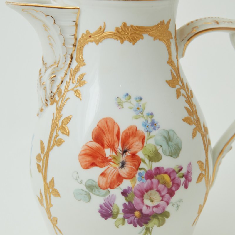 Коллекционный фарфоровый кофейник с цветочной росписью