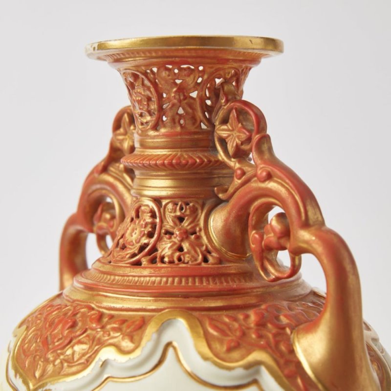 Старинная фарфоровая ваза ручной работы  