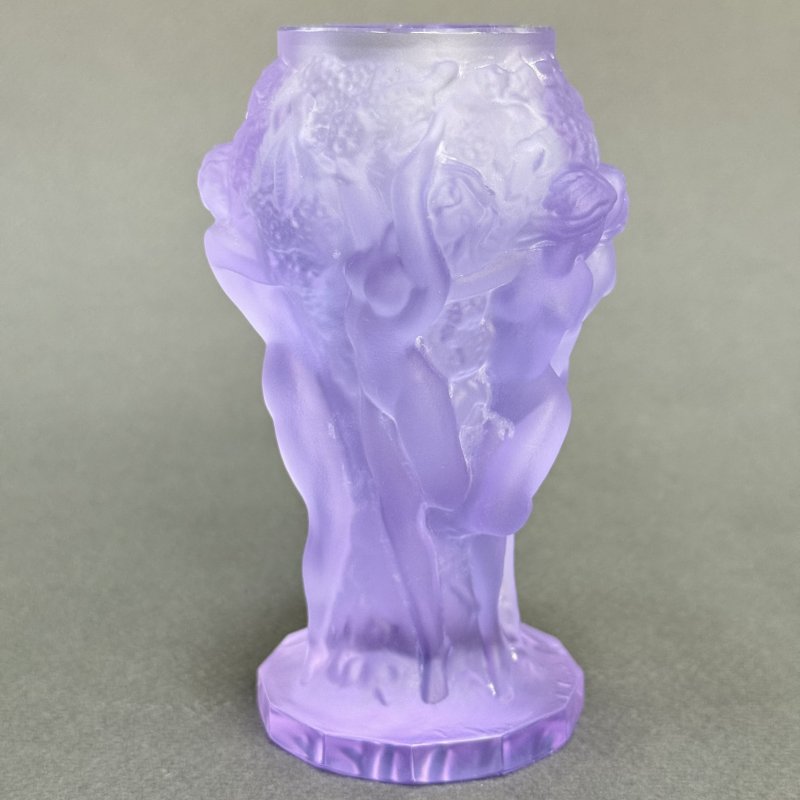 Ваза Вакханки в стиле Артдеко из аметистового стекла дизайн 1930г. Г. Хоффманн Чехия 21 в (Н)