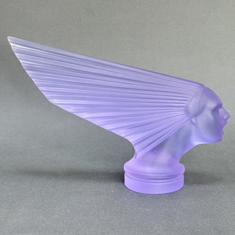 Коллекционная статуэтка-маскот Victoire в стиле Артдеко из аметистового стекла модель  Г.Хоффманн 1930е г Чехия 21