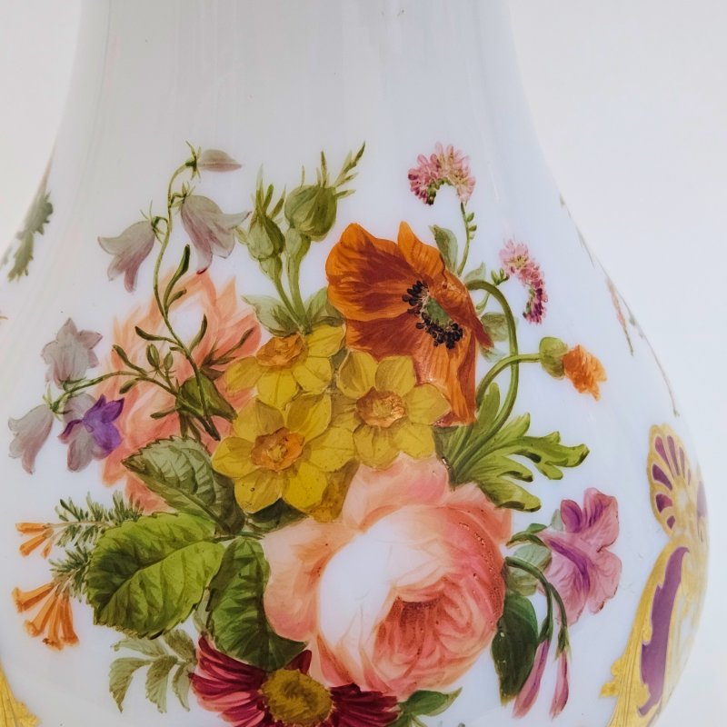Большая ваза  Baccarat из опалового стекла