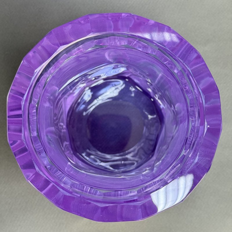 Большая ваза с изображением вакханок из аметистового стекла дизайн 1930г. Г. Хоффманн и Р.Лалик Чехия 21 в