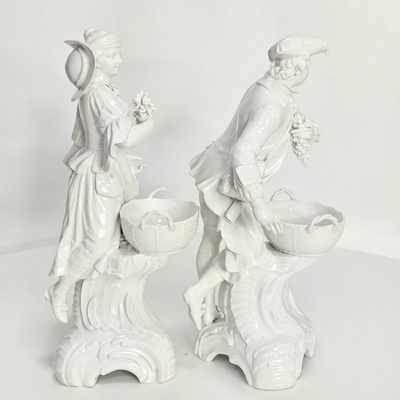 Парные белые статуэтки Кавалер с виноградом и корзинкой Дама с цветами и корзинкой КРМ 1800-10е г.