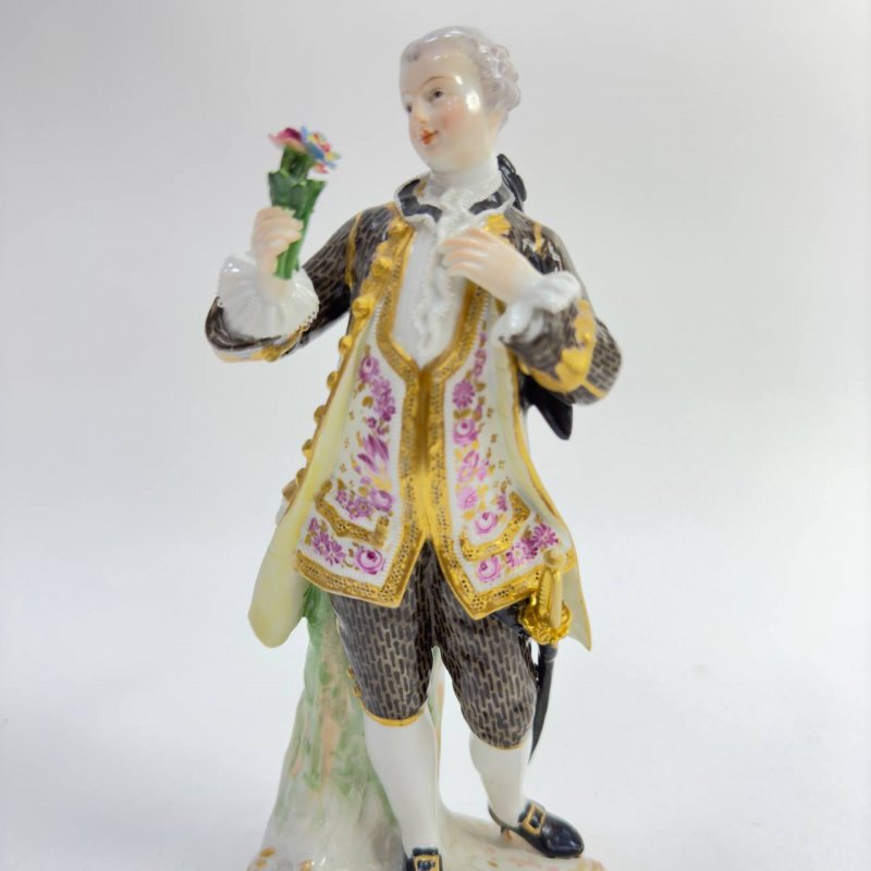 Фигурка Молодой аристократ с букетом конец 19 века