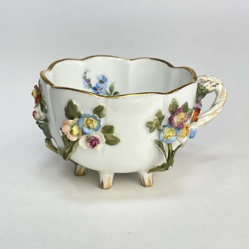 Старинная коллекционная чашка с блюдцем c лепными цветами Meissen 1920-1930 Германия