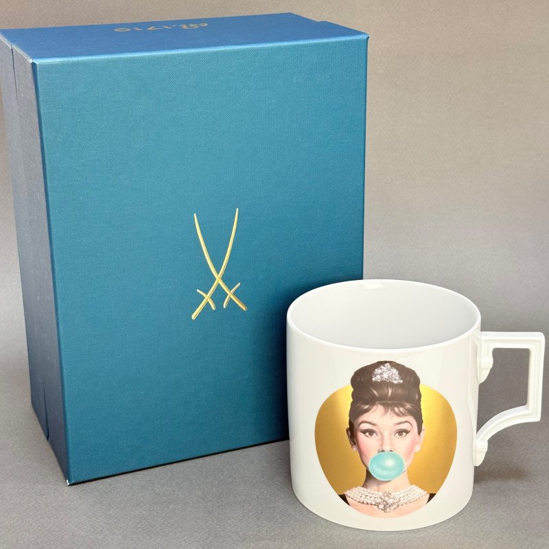 Большая кружка Meissen × Michael  Meibus  серии «Legends Blowing Bubbles Collection» с изображением Audrey Hepburn Германия 2024 г (j)