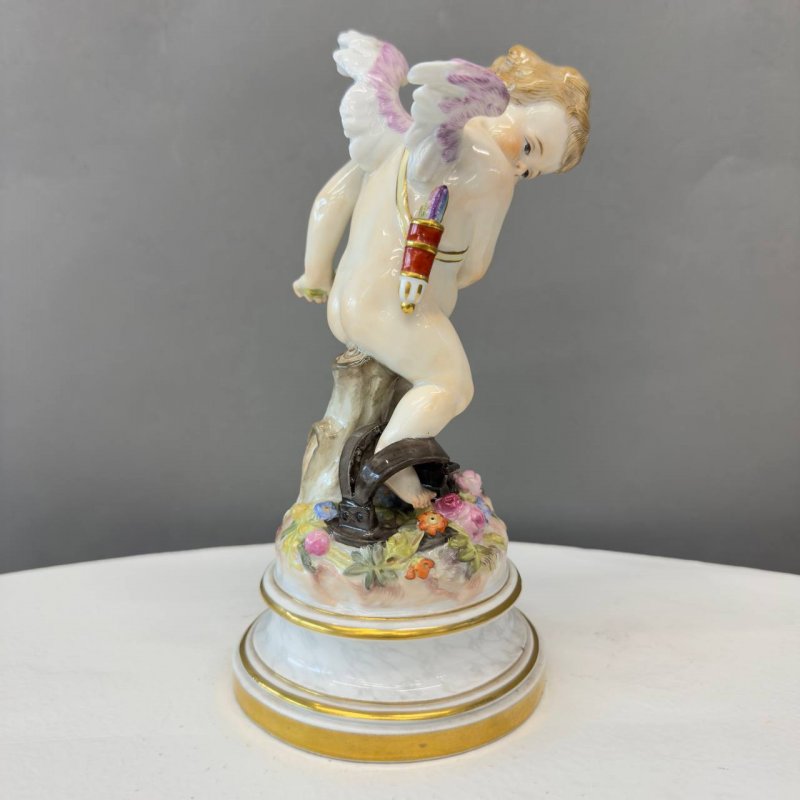 Фарфоровая статуэтка «Амур в ловушке» («Amor in der Falle»)  Meissen (Мейсен, Германия). 