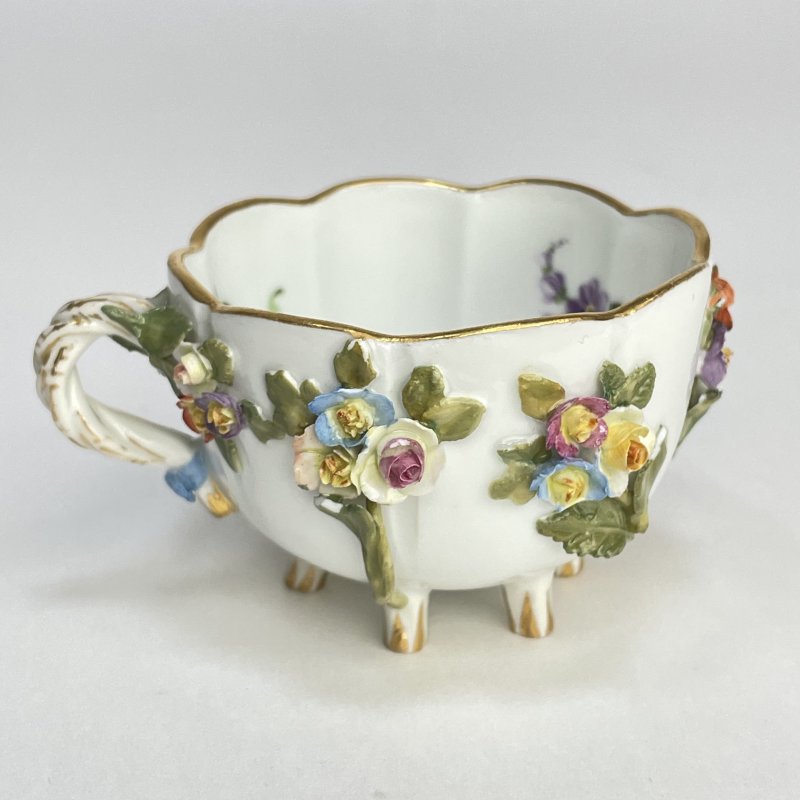 Старинная коллекционная чашка с блюдцем c лепными цветами Meissen 1920-1930 Германия