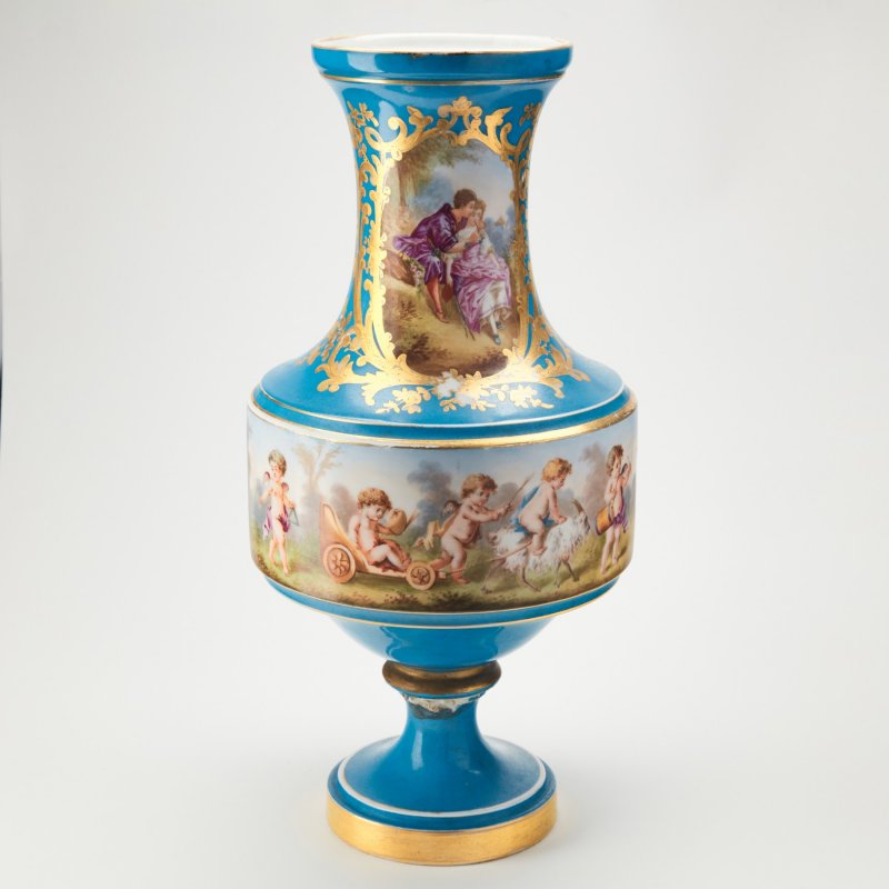 Старинная ваза с ручной росписью
