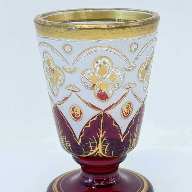 Кубок из стекла с белым цветом