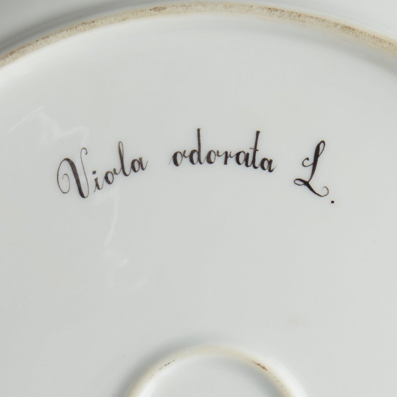  Фарфоровое блюдо “Viola odorata” (“Фиалка душистая”) из сервиза Flora Danica.