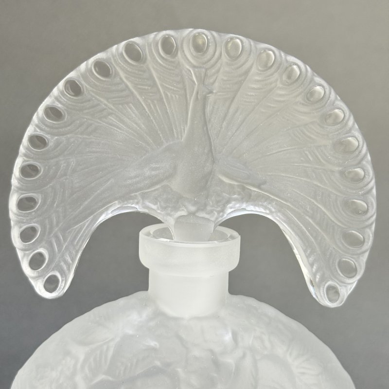 Коллекционный парфюмерный флакон в стиле Артдеко крышка-павлин дизайн 1930г. Г. Хоффманн Чехия 21 в