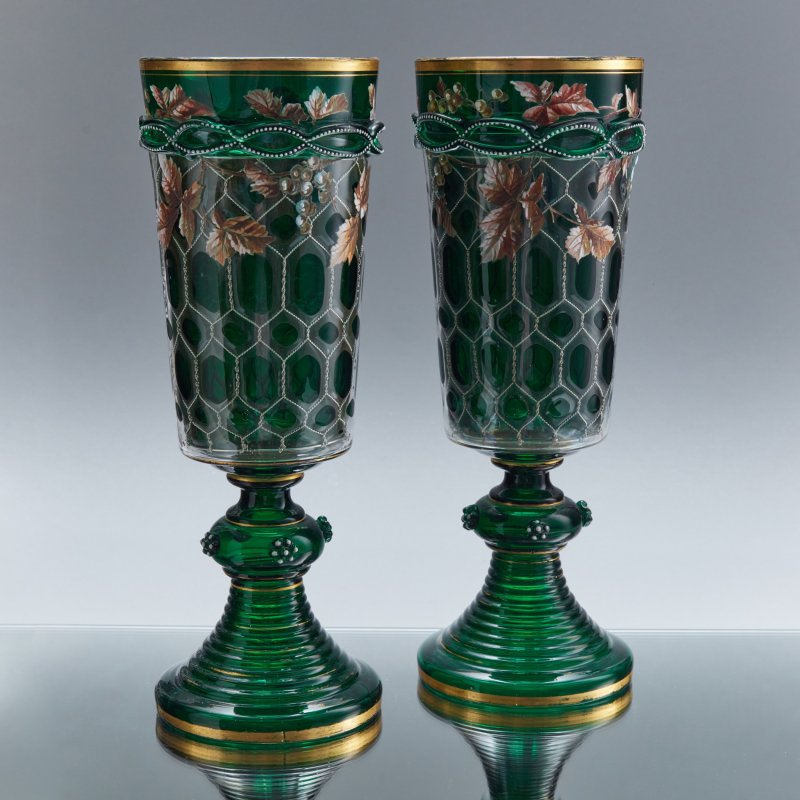 Старинные парные вазы в форме кубков с ручной росписью 