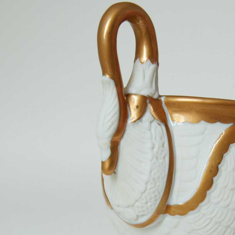 Фарфоровая чашка с ручкой в форме лебедя