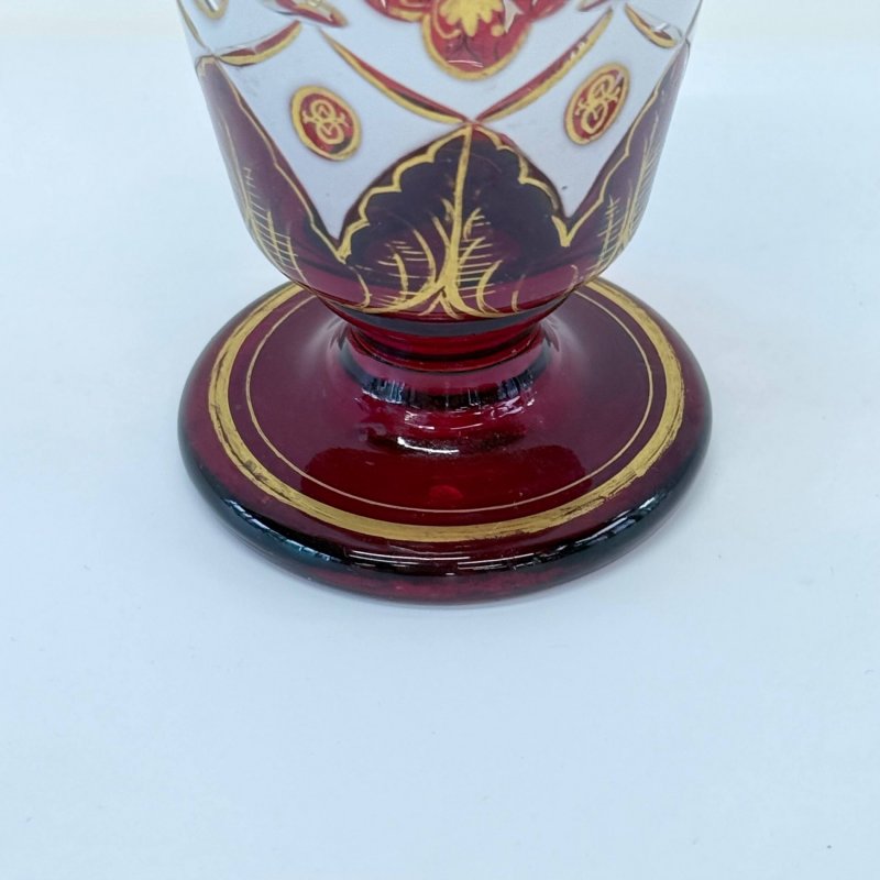 Кубок из стекла с белым цветом