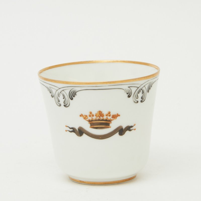 Кофейная чашка белая с коронами