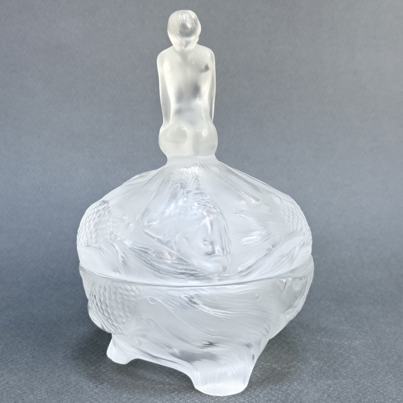 Шкатулка в стиле Артдеко из сатинового стекла дизайн 1930г. Г. Хоффманн Чехия 21 в  (Н)