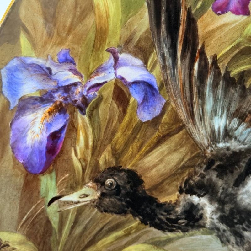 Большое фарфоровое блюдо с изображением летящей птицы и ирисов время правления Александра II