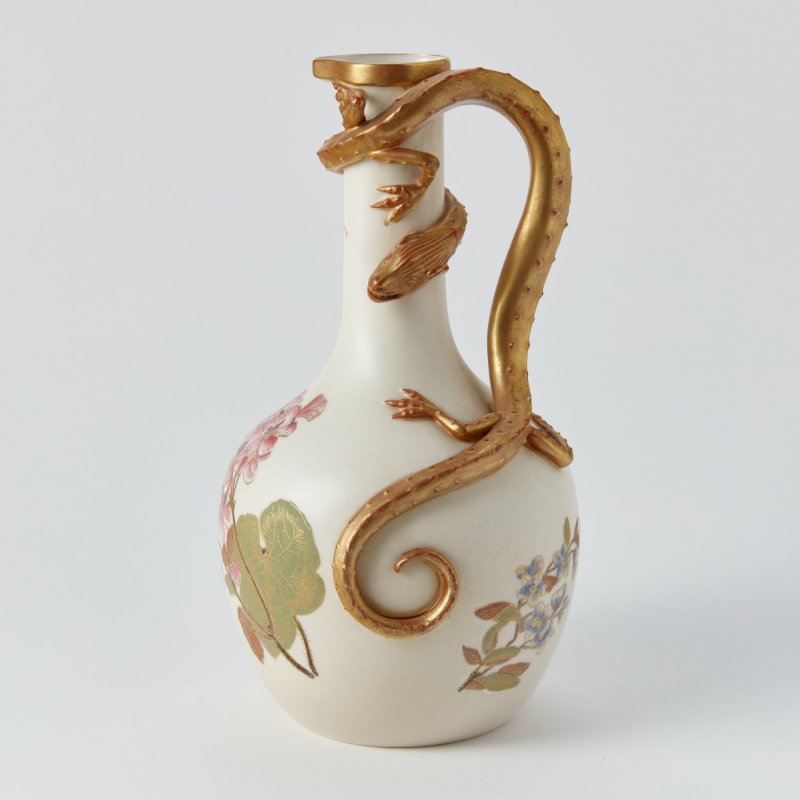 Старинная ваза с ручкой в форме ящерицы