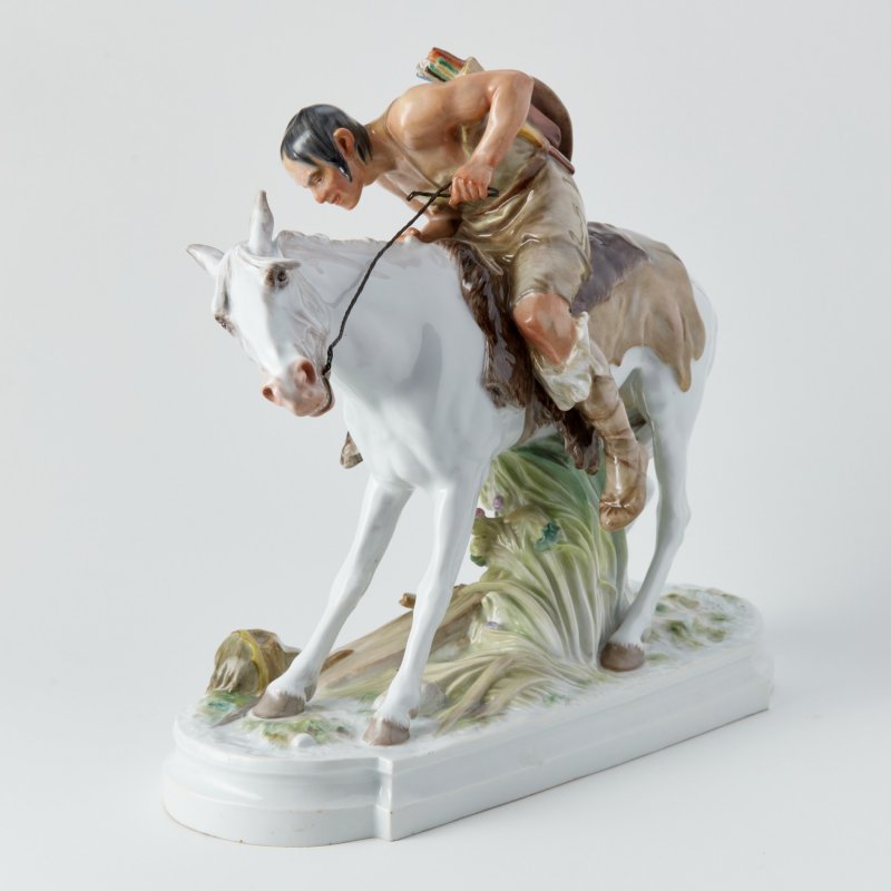 Коллекционная фарфоровая статуэтка Гунн верхом на лошади 