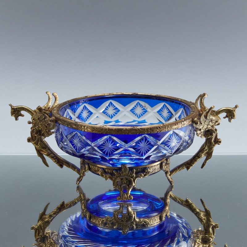 Старинная ваза из резного синего стекла с ручками в форме драконов