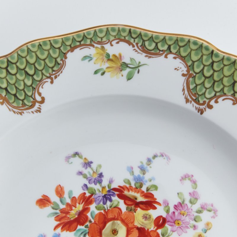 Старинная тарелка с зеленым бортом и цветочной росписью