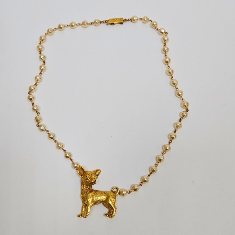 Комплект колье, серьги и брошь с чихуахуа и искусственным жемчугом Askew London 