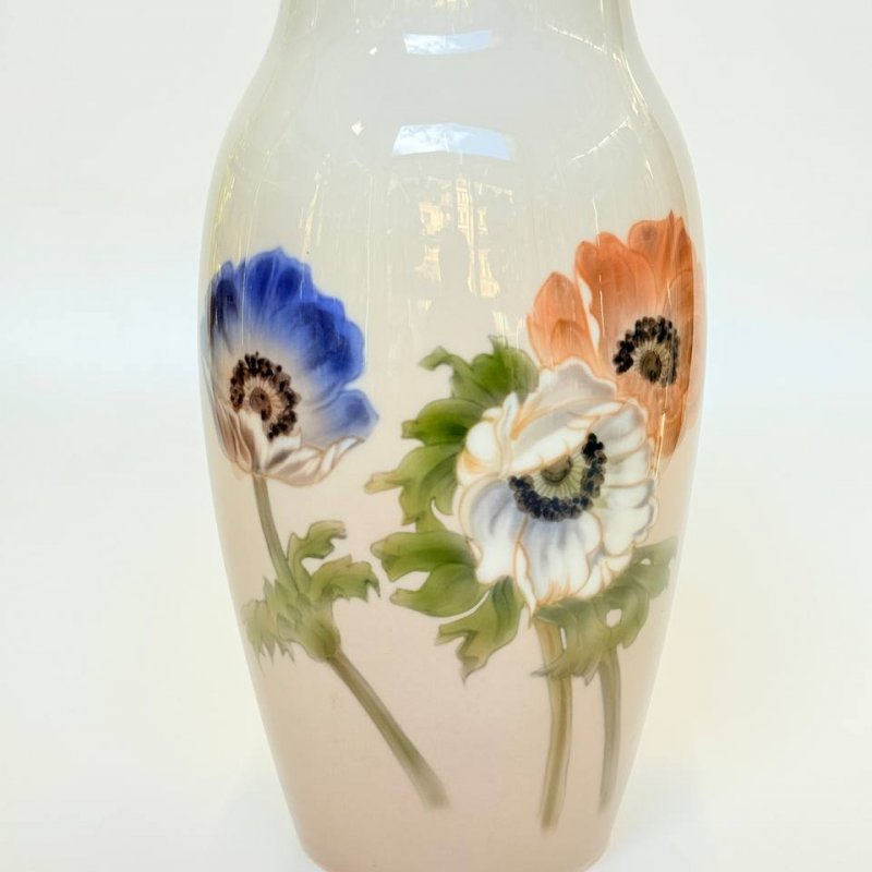 Ваза с  анемонами