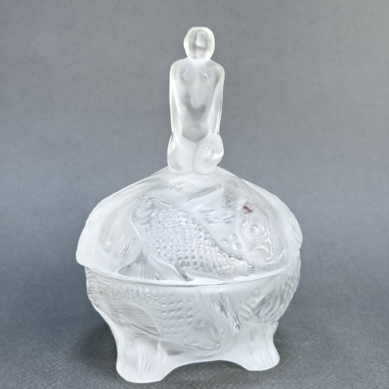 Шкатулка в стиле Артдеко из сатинового стекла дизайн 1930г. Г. Хоффманн Чехия 21 в  (Н)