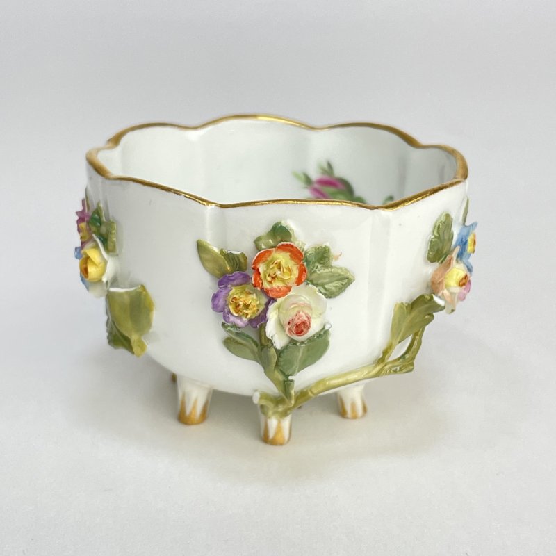 Старинная коллекционная чашка с блюдцем c лепными цветами Meissen 1920-1930 Германия