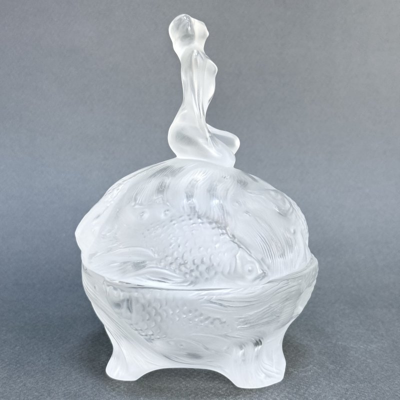 Шкатулка в стиле Артдеко из сатинового стекла дизайн 1930г. Г. Хоффманн Чехия 21 в  (Н)