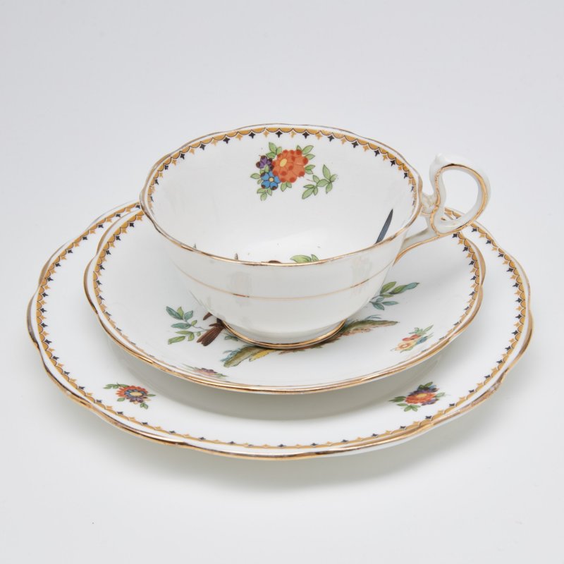 Чашка с блюдцем и десертной тарелкой Роял Альберт