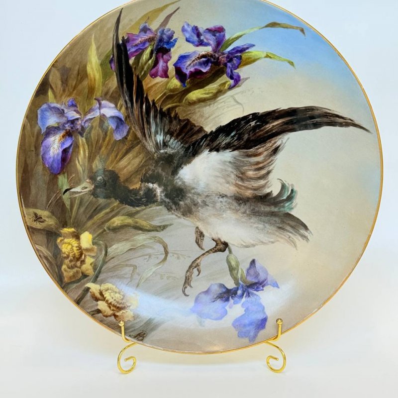 Большое фарфоровое блюдо с изображением летящей птицы и ирисов время правления Александра II