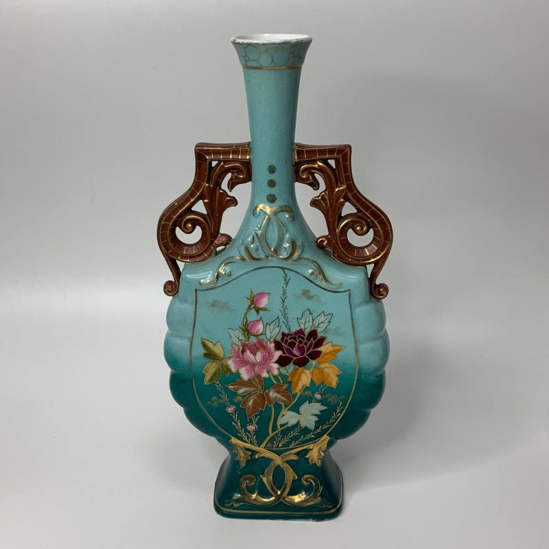 Старинная ваза бирюзового оттенка с цветочной росписью и 2 фигурными ручками