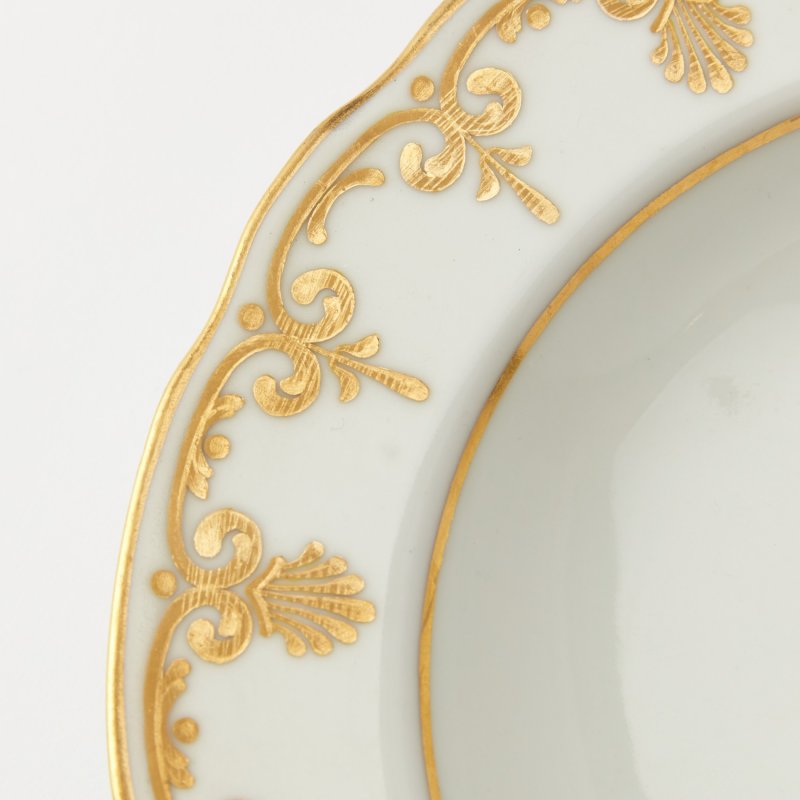 Старинная фарфоровая тарелка с фамильным гербом Паниных. Времена правления Николая I