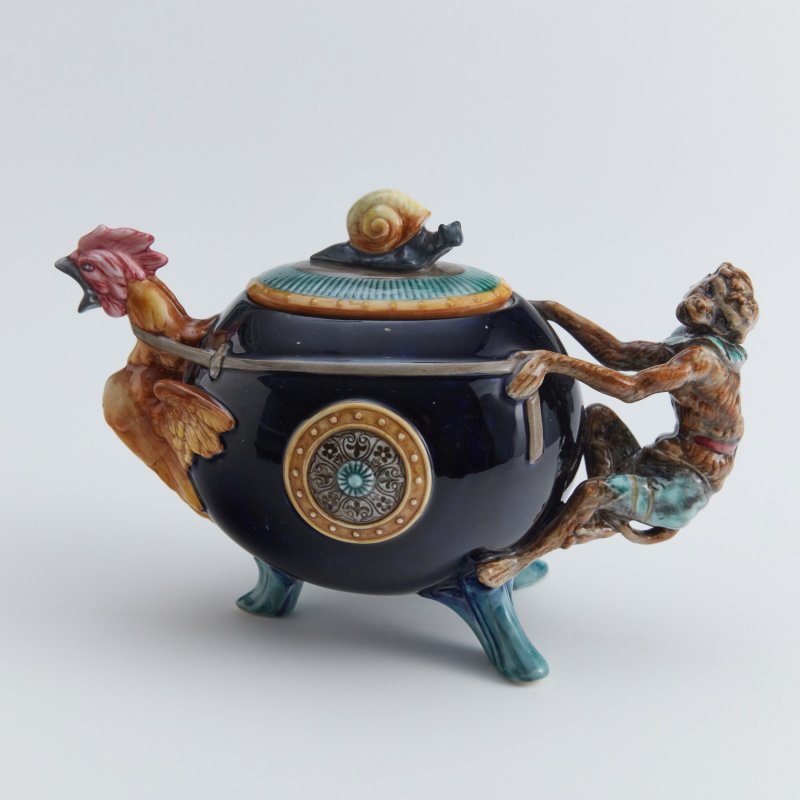 Чайник с рельефным декором из лимитированной серии 