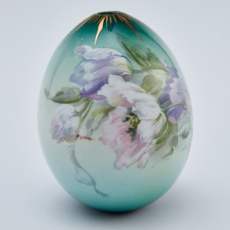 Фарфоровое пасхальное яйцо с изображением тюльпанов.