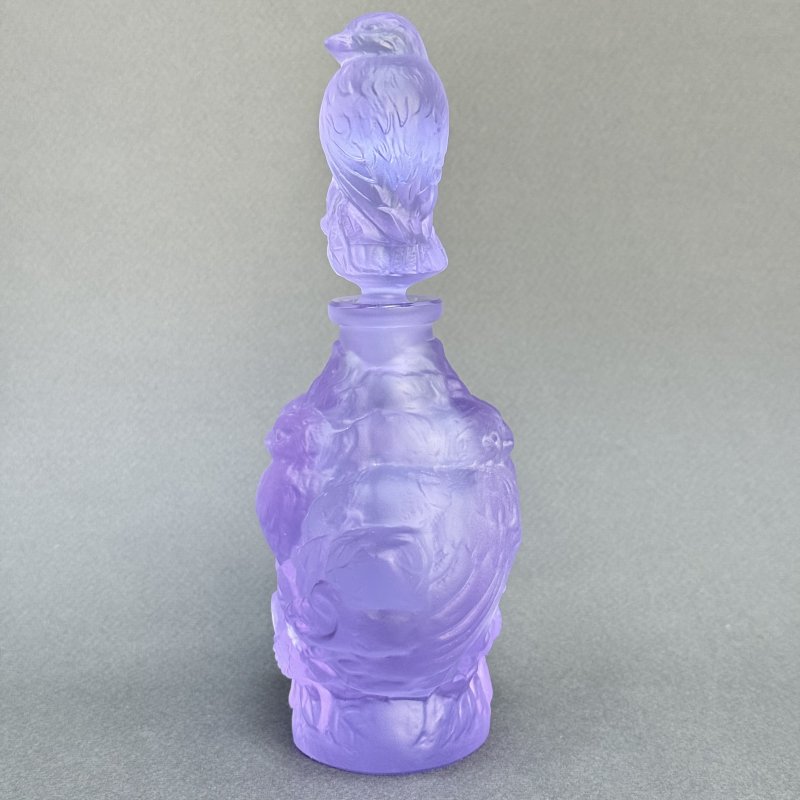 Коллекционный флакон для духов из аметистового стекла с изображением птиц дизайн 1930г. Г. Хоффманн  Чехия 21 в