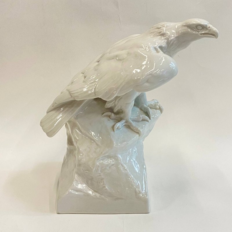 Скульптура «Орел на скале»