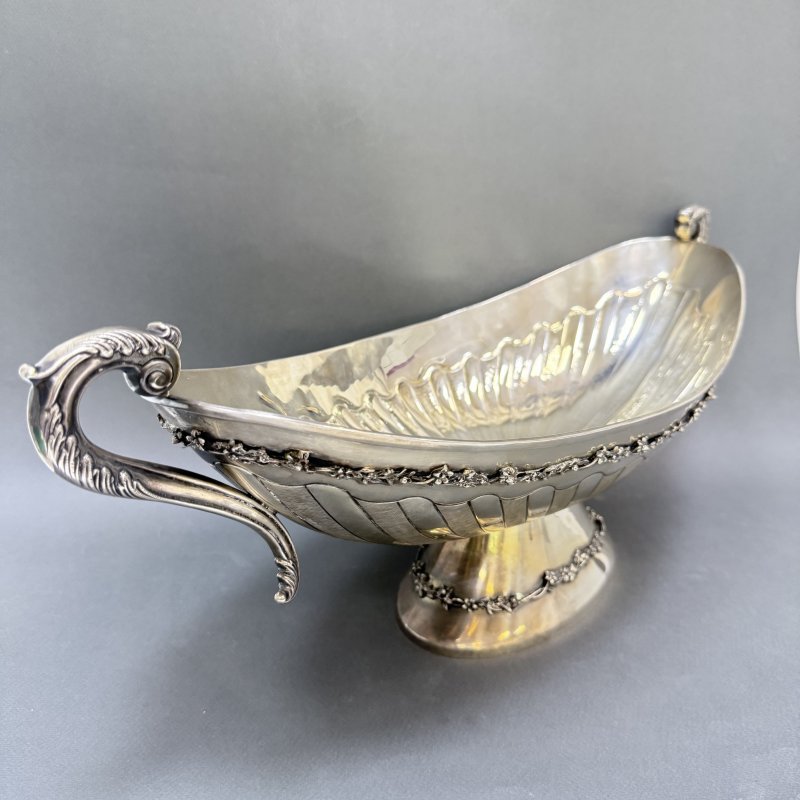 Большая фруктовница в виде ладьи. (к)