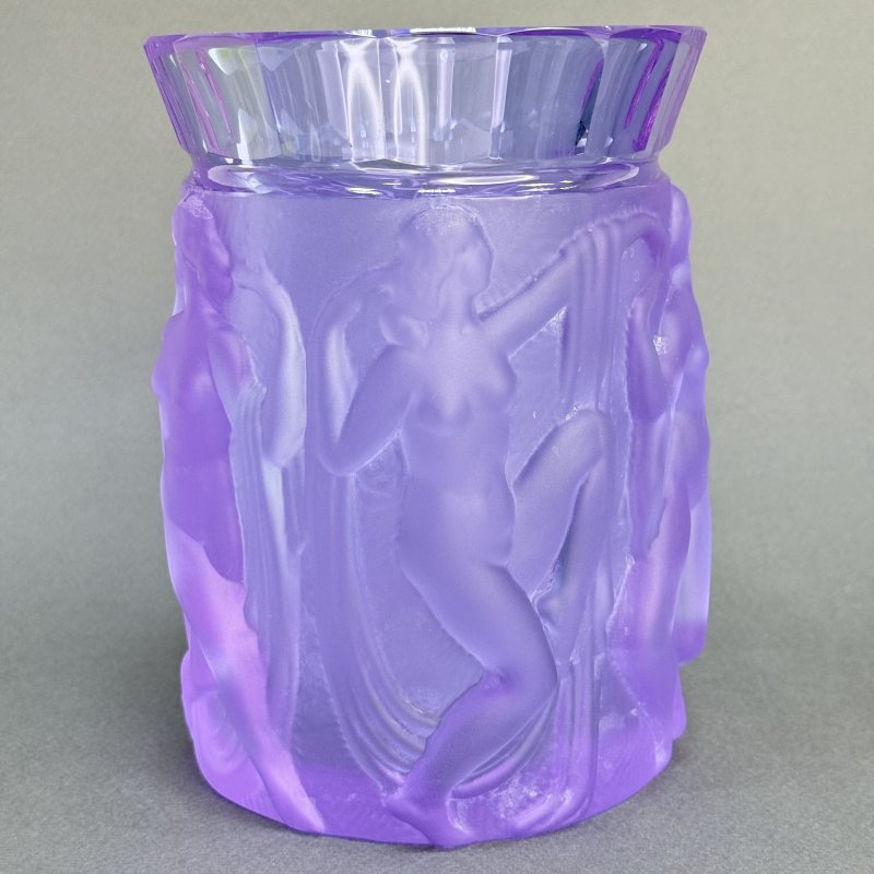 Большая ваза с изображением вакханок из аметистового стекла дизайн 1930г. Г. Хоффманн и Р.Лалик Чехия 21 в