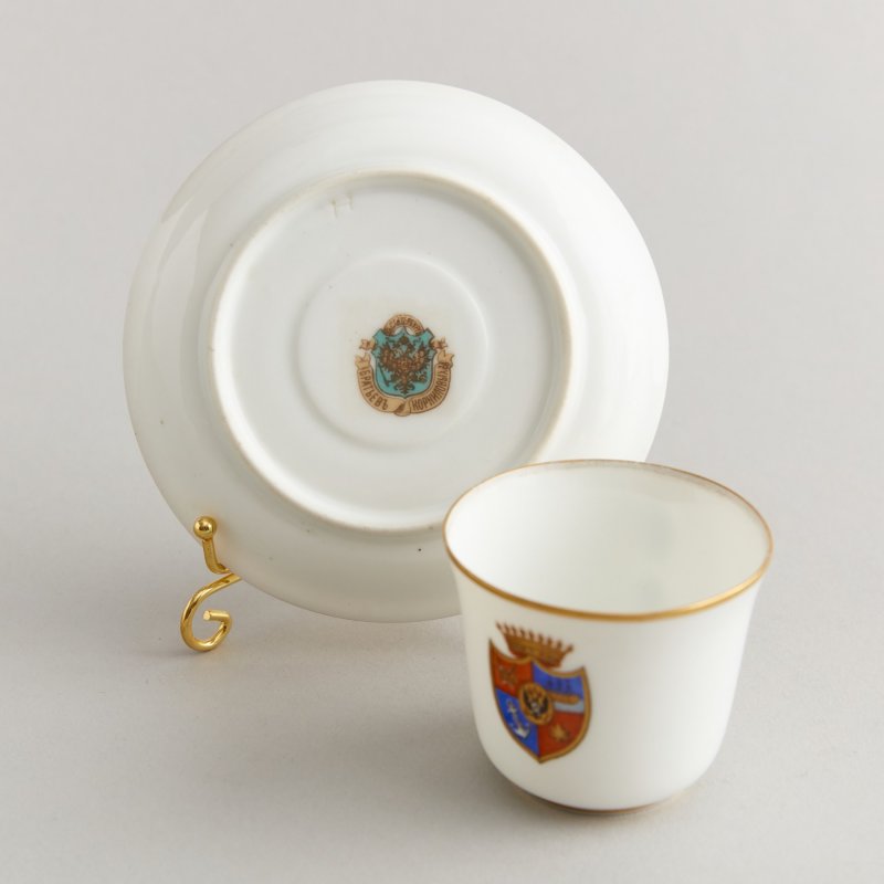 Редкая кофейная чашка с блюдцем с гербом графов Апраксиных